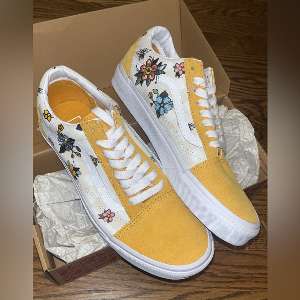 Women’s Size 8.5 NEW Old Skool Yellow and White Flower Vans